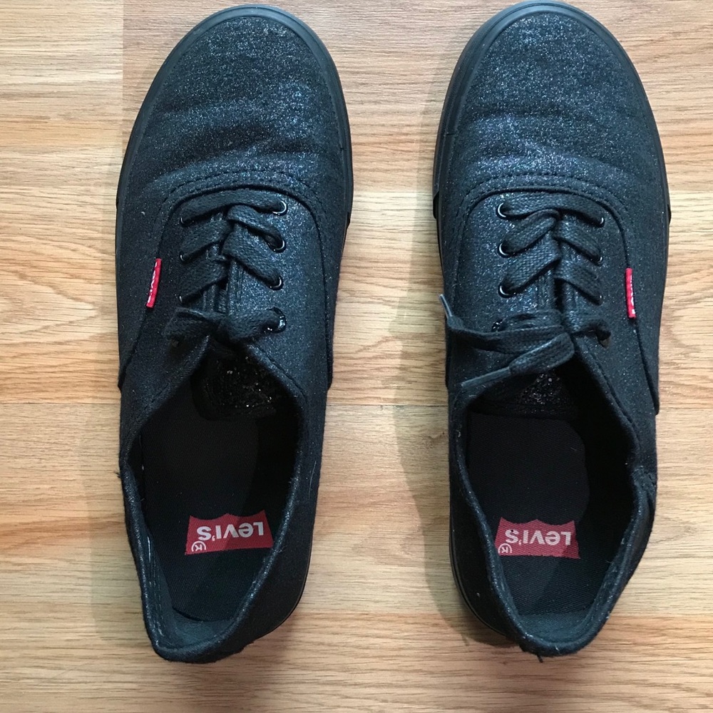 Women’s tennis shoes